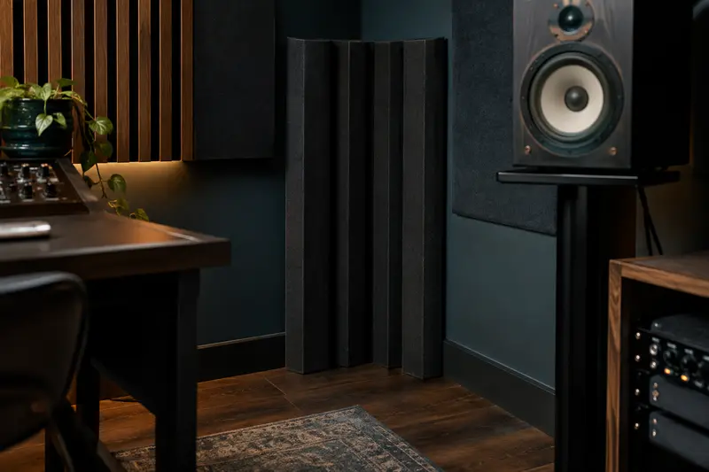 Piège à basses placé dans l’angle d’un studio traité acoustiquement